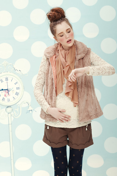 38周乳白色蕾絲長(zhǎng)袖T恤