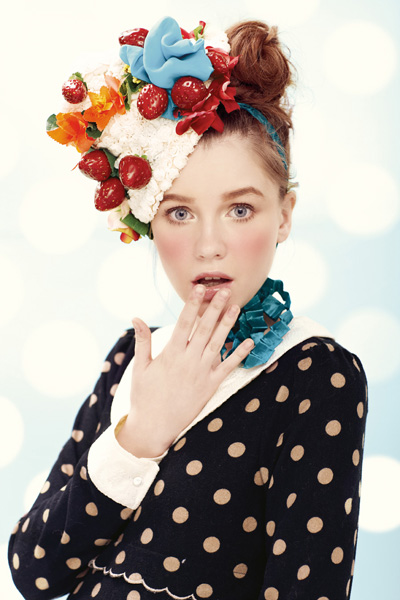 38周波點(diǎn)娃娃領(lǐng)流行上衣