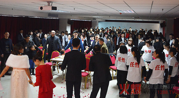 熱鬧的年會(huì)場面