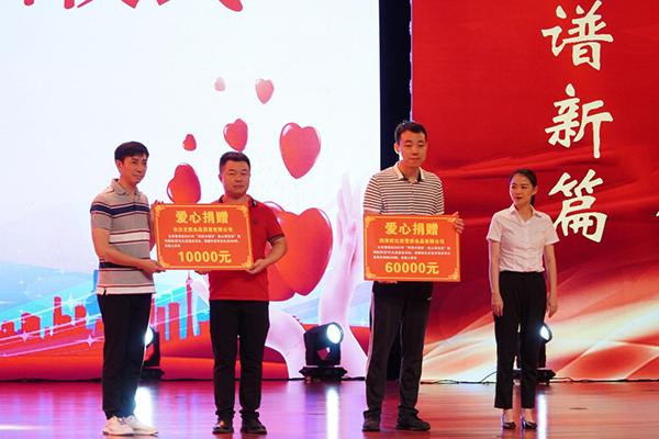 歐比佳乳業(yè)現(xiàn)場(chǎng)捐贈(zèng)200罐總價(jià)值6萬(wàn)元的悅貝彤兒童成長(zhǎng)奶粉.jpg 歐比佳乳業(yè)現(xiàn)場(chǎng)捐贈(zèng)200罐總價(jià)值6萬(wàn)元的悅貝彤兒童成長(zhǎng)奶粉.jpg