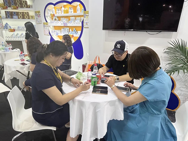 火爆的現(xiàn)場氛圍2.jpg 火爆的現(xiàn)場氛圍2.jpg