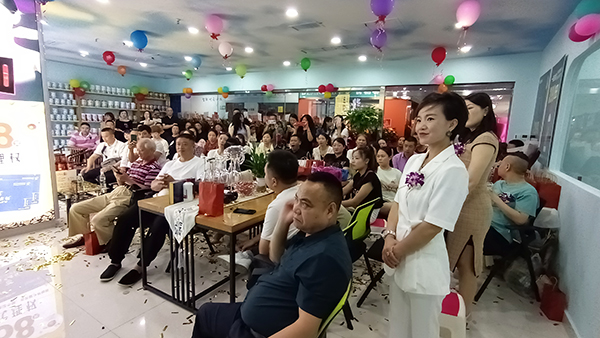 熱烈祝賀成都金品康商貿(mào)有限公司入駐成都荷花名都嬰童市場(chǎng).jpg 熱烈祝賀成都金品康商貿(mào)有限公司入駐成都荷花名都嬰童市場(chǎng).jpg