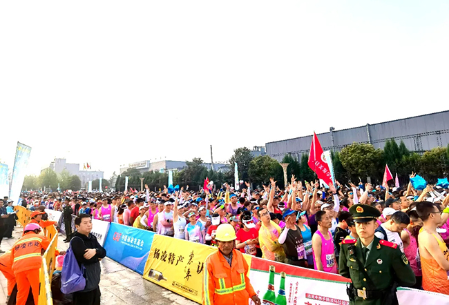 雅泰朵恩酷跑團(tuán)助力“楊馬”激情開(kāi)跑 (5).jpg 雅泰朵恩酷跑團(tuán)助力“楊馬”激情開(kāi)跑 (5).jpg