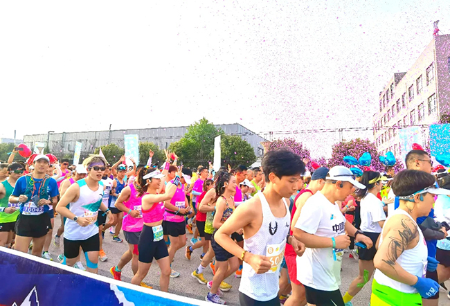 雅泰朵恩酷跑團(tuán)助力“楊馬”激情開(kāi)跑 (6).jpg 雅泰朵恩酷跑團(tuán)助力“楊馬”激情開(kāi)跑 (6).jpg