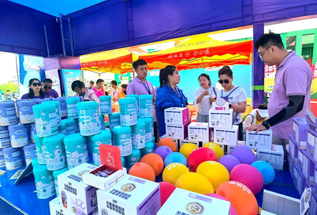 雅泰朵恩酷跑團(tuán)助力“楊馬”激情開(kāi)跑 (12).jpg 雅泰朵恩酷跑團(tuán)助力“楊馬”激情開(kāi)跑 (12).jpg