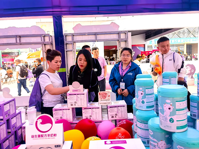 雅泰朵恩酷跑團(tuán)助力“楊馬”激情開(kāi)跑 (13).jpg 雅泰朵恩酷跑團(tuán)助力“楊馬”激情開(kāi)跑 (13).jpg